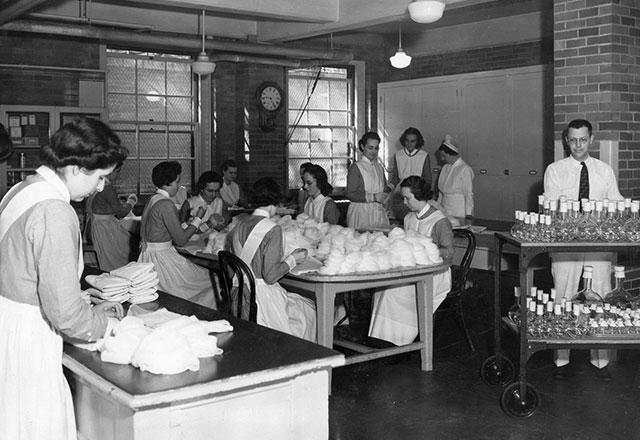 大约在1938年，约翰霍普金斯大学的护理学生在课堂上学习手术敷料