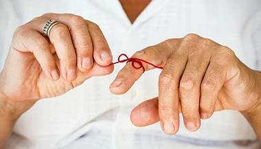 一名手指上系着红绳的男子，以帮助记忆