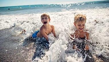 两个小男孩在海浪中玩耍.