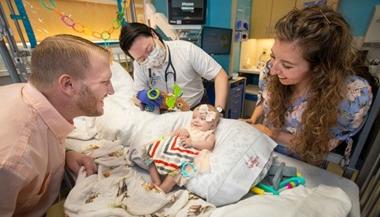 婴儿伊夫林，她的父母，和医生. 金在约翰霍普金斯儿童医院. 
