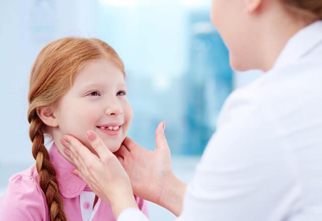 儿科医生检查孩子脖子上的腺体是否肿胀